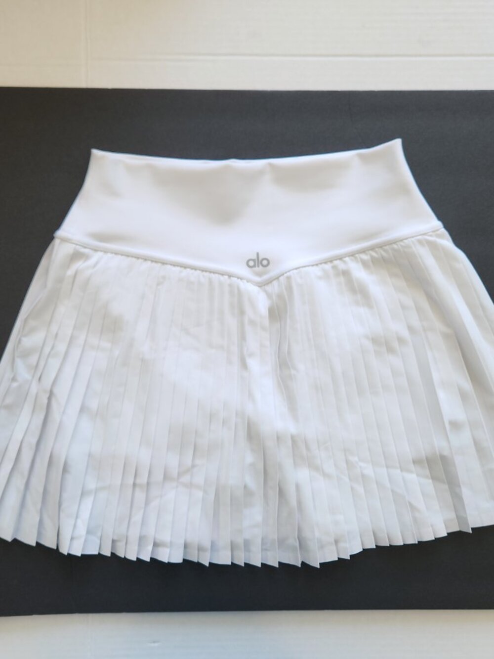 Alo Yoga Grand Slam Tennis Skirt Womens Size M White Excellent Pleated Mini